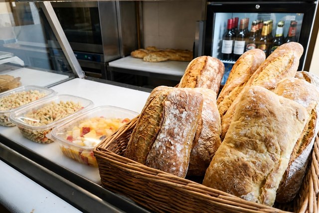 Completa tu mesa: ensaladas, pan del día y bebidas para llevar en Ourense - Imagen 1