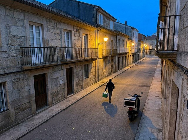 Pide ya y disfruta de comida a domicilio con Uber Eats en Ourense - Imagen 1
