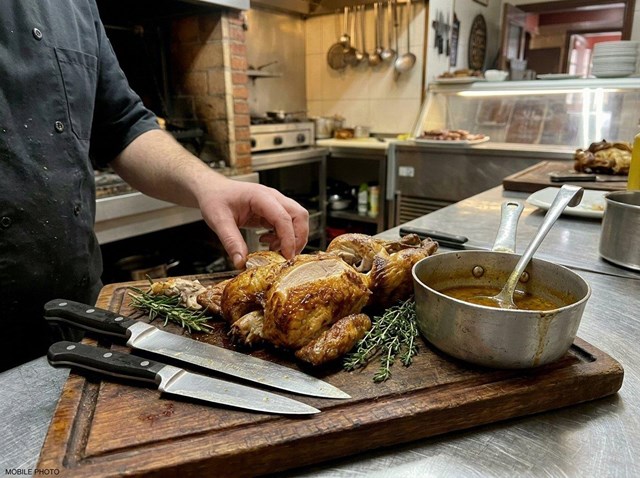 Pollo clásico asado, jugoso y dorado, para llevar en Ourense - Imagen 1